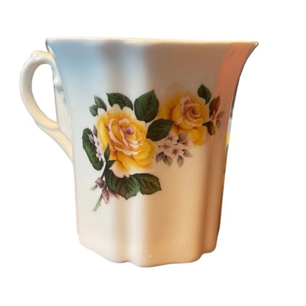 ROYAL GRAFTON‎ FINE BONE CHINA Floral TEA CUP ENGLAND Dainty Scalloped Edge